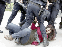 Беременная женщина избила полицейского и запинала ногами группу задержания ОВО