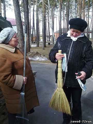 На субботнике у сквера воинской славы, Татьяна Алипкина и Людмила Назарова